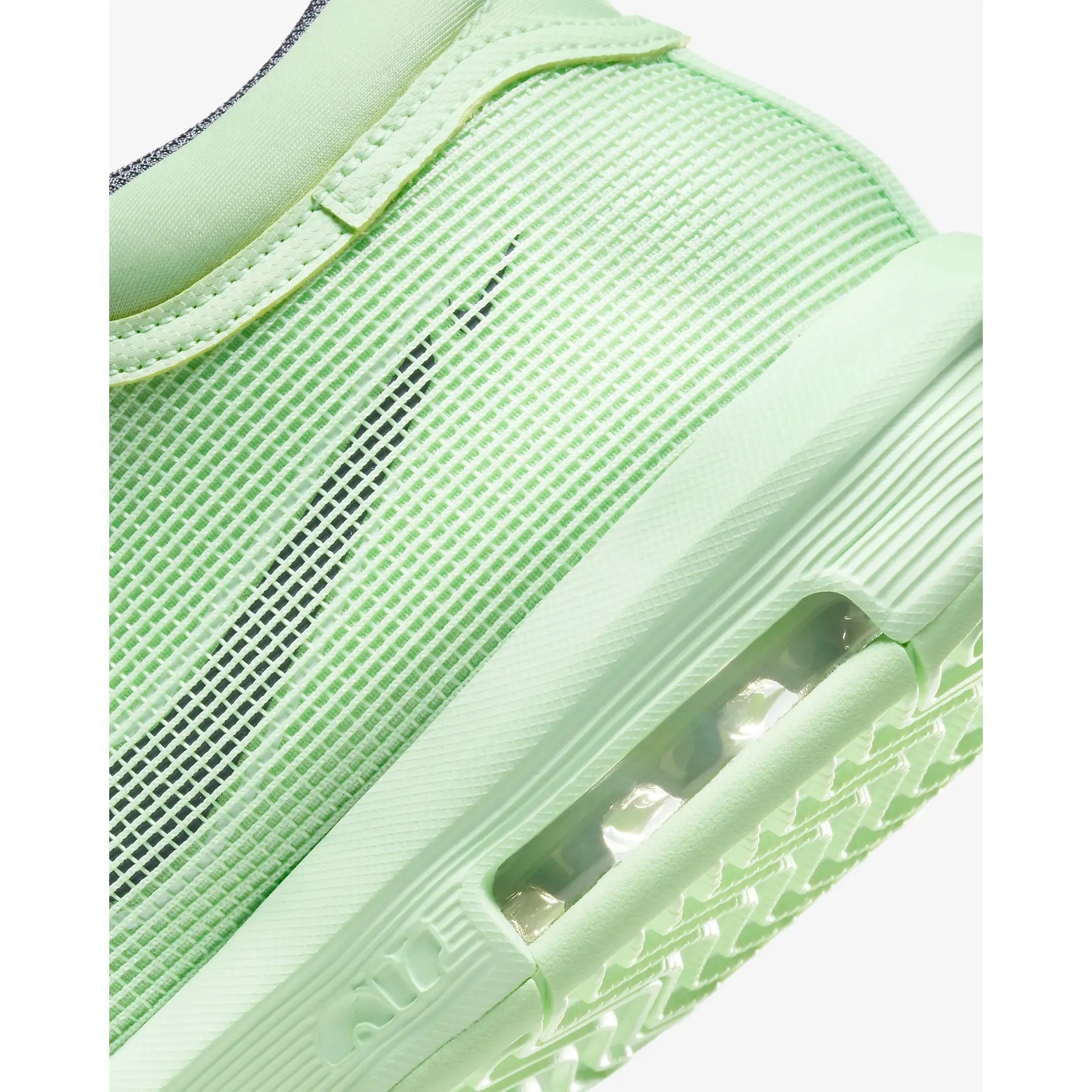 LeBron Witness 8 basketbalschoenen groen