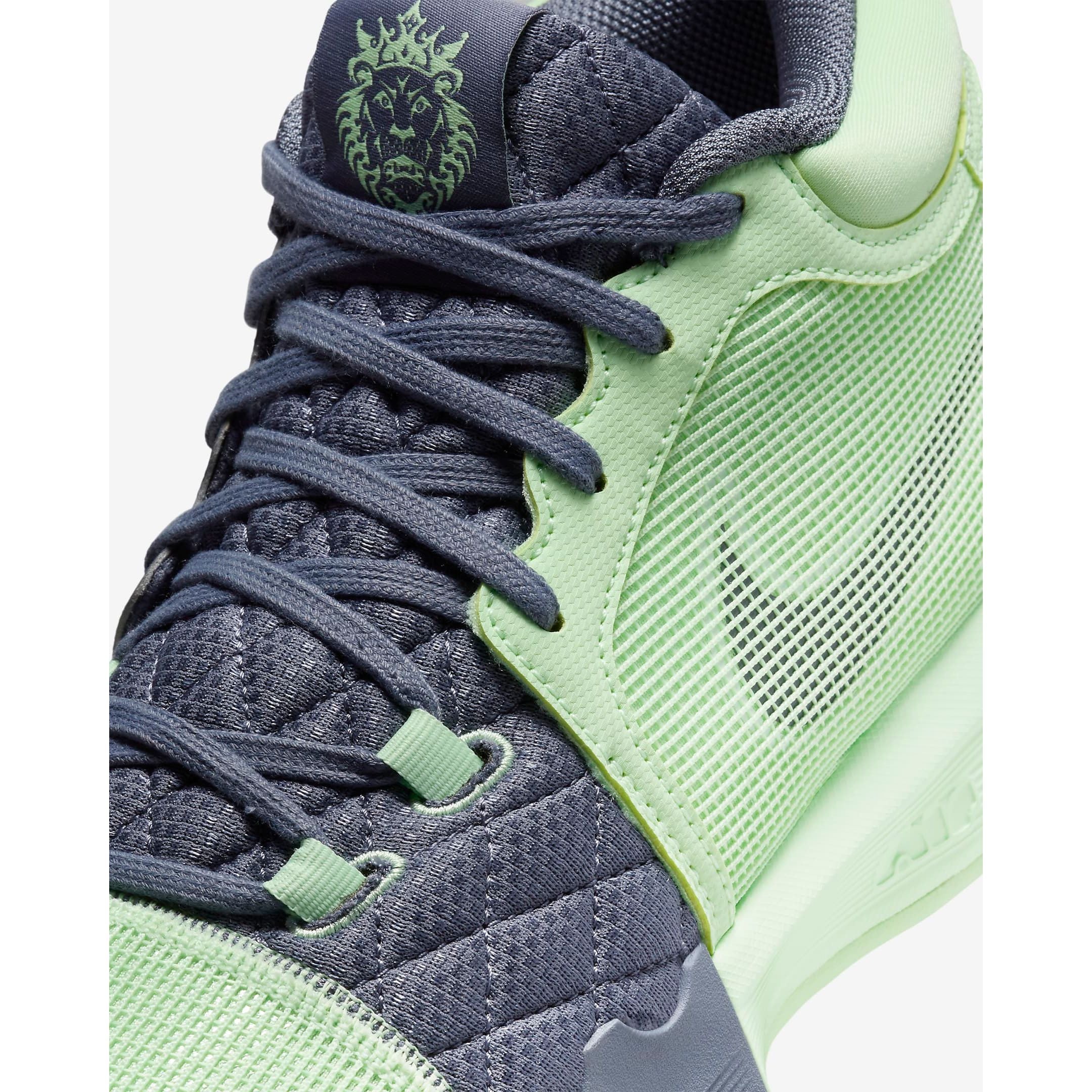 LeBron Witness 8 basketbalschoenen groen